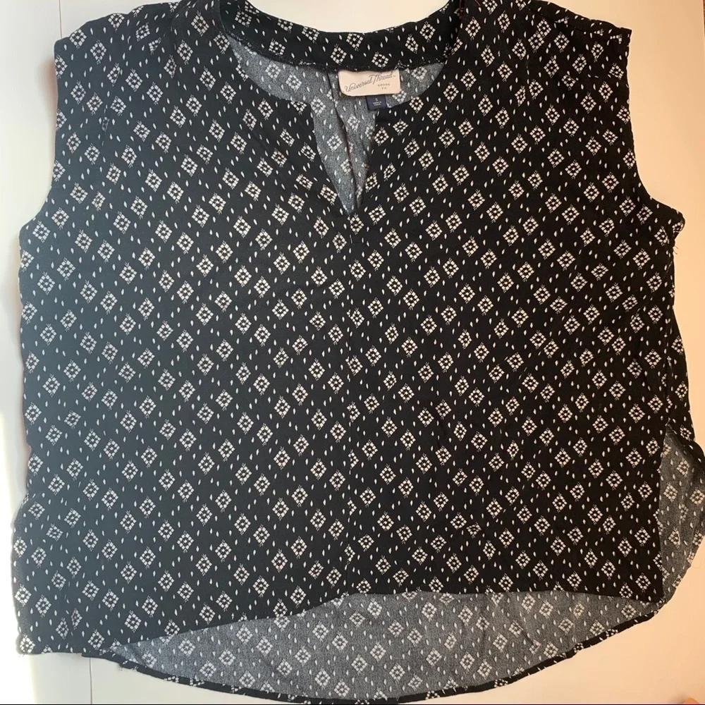 Universal Thread - sleeveless top black & white - Picture 6 of 6